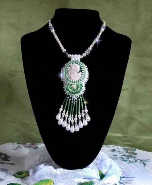 Seduction Charm Vedh&aelig;ng broderet med en cabochon af en kvinde i harpiks med roser, Swarovski krystaller og forskellige perler