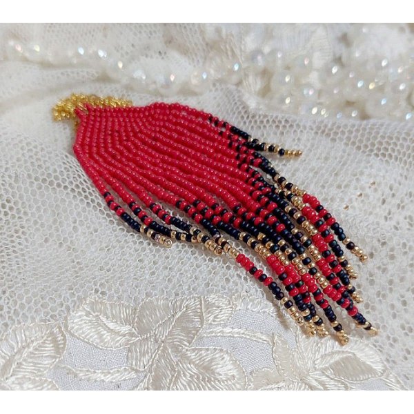 Red Swirls vedh&aelig;ng skabt med fr&oslash;perler af h&oslash;j kvalitet og en guldbelagt k&aelig;de