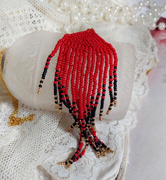 Red Swirls vedh&aelig;ng skabt med fr&oslash;perler af h&oslash;j kvalitet og en guldbelagt k&aelig;de