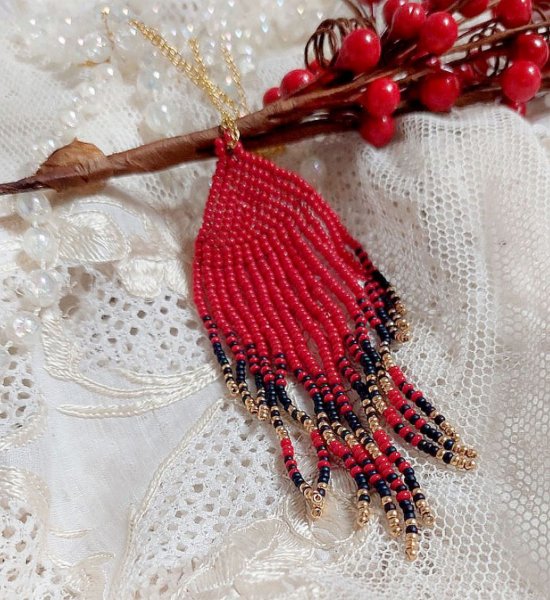 Red Swirls vedh&aelig;ng skabt med fr&oslash;perler af h&oslash;j kvalitet og en guldbelagt k&aelig;de