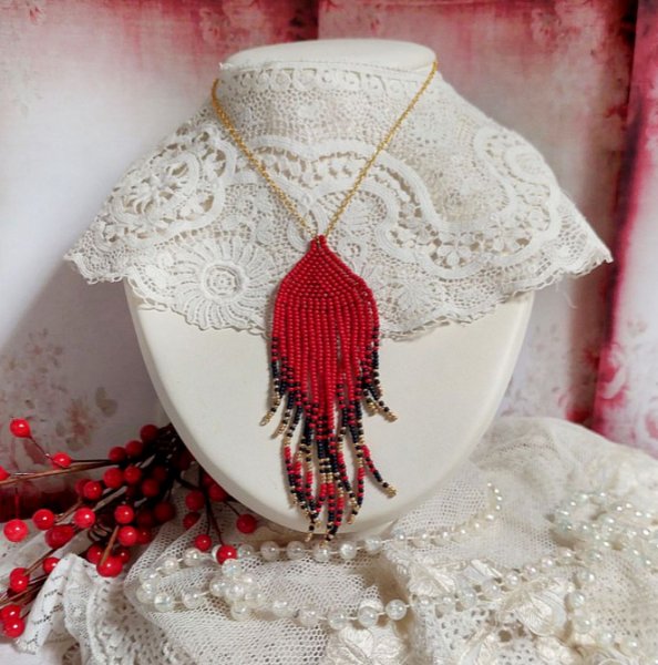 Red Swirls vedh&aelig;ng skabt med fr&oslash;perler af h&oslash;j kvalitet og en guldbelagt k&aelig;de