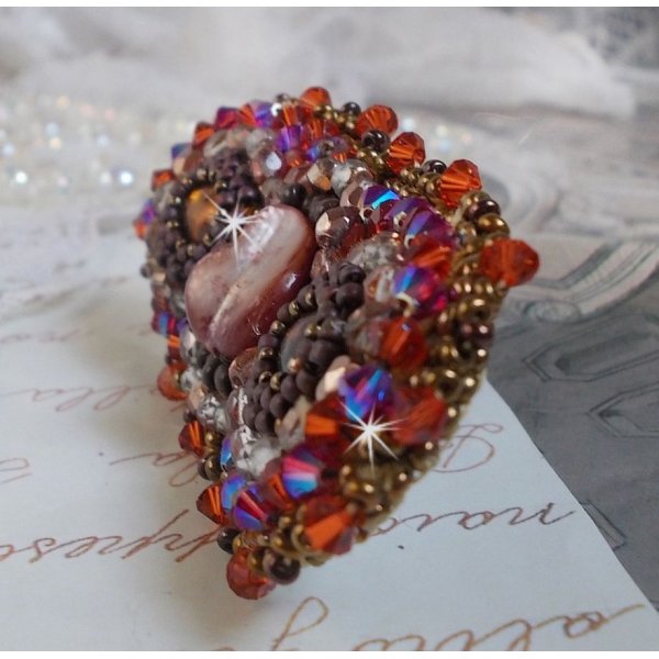 Topaz h&aring;rsp&aelig;nde broderet med en mahogni perlemor-cabochon, Swarovski-krystaller og fr&oslash;perler