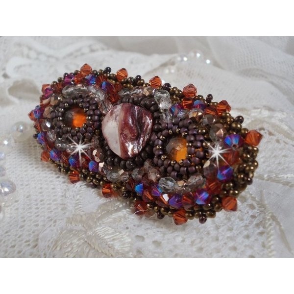 Topaz h&aring;rsp&aelig;nde broderet med en mahogni perlemor-cabochon, Swarovski-krystaller og fr&oslash;perler