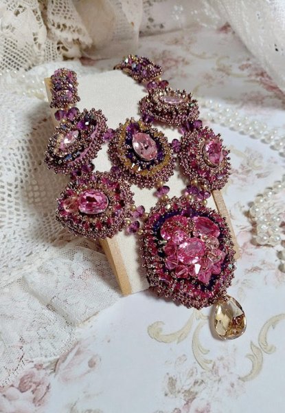 Majestic Crystal Haute-Couture halsk&aelig;de med cabochons, Swarovski Crystal bicones, glasperler og fr&oslash;perler af h&oslash;j kvalitet