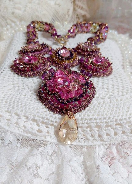Majestic Crystal Haute-Couture halsk&aelig;de med cabochons, Swarovski Crystal bicones, glasperler og fr&oslash;perler af h&oslash;j kvalitet