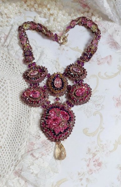 Majestic Crystal Haute-Couture halsk&aelig;de med cabochons, Swarovski Crystal bicones, glasperler og fr&oslash;perler af h&oslash;j kvalitet