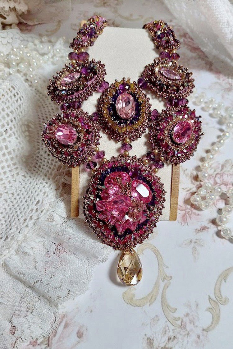 Majestic Crystal Haute-Couture halskæde med cabochons, Swarovski Crystal bicones, glasperler og frøperler af høj kvalitet