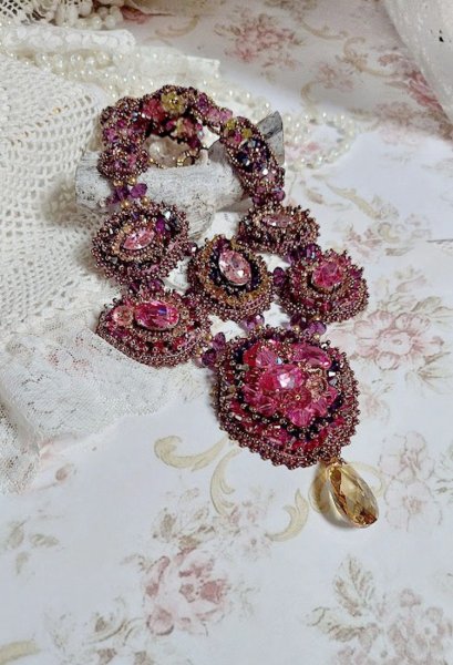 Majestic Crystal Haute-Couture halsk&aelig;de med cabochons, Swarovski Crystal bicones, glasperler og fr&oslash;perler af h&oslash;j kvalitet