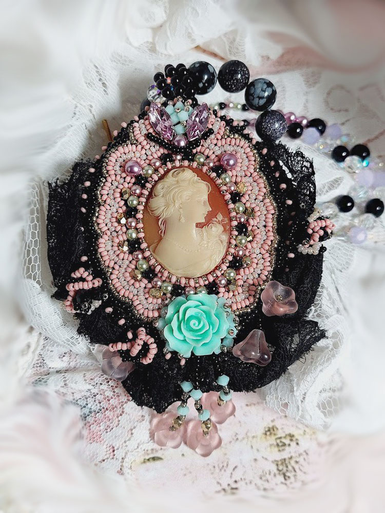 Vedh&aelig;ng halsk&aelig;de Marquise broderet med perleperler, en meget smuk blonder, en overd&aring;dig juvel 