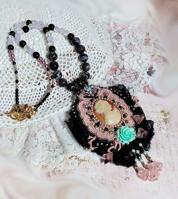 Vedh&aelig;ng halsk&aelig;de Marquise broderet med perleperler, en meget smuk blonder, en overd&aring;dig juvel 