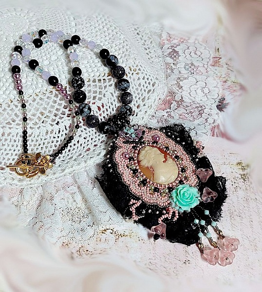 Vedh&aelig;ng halsk&aelig;de Marquise broderet med perleperler, en meget smuk blonder, en overd&aring;dig juvel 