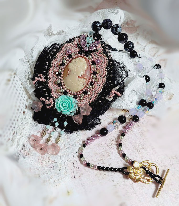 Vedh&aelig;ng halsk&aelig;de Marquise broderet med perleperler, en meget smuk blonder, en overd&aring;dig juvel 