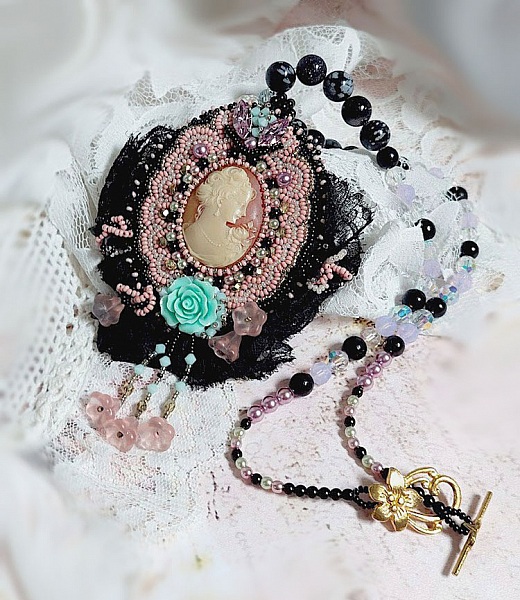 Vedh&aelig;ng halsk&aelig;de Marquise broderet med perleperler, en meget smuk blonder, en overd&aring;dig juvel 