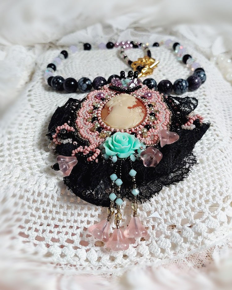 Vedh&aelig;ng halsk&aelig;de Marquise broderet med perleperler, en meget smuk blonder, en overd&aring;dig juvel 