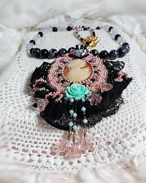 Vedh&aelig;ng halsk&aelig;de Marquise broderet med perleperler, en meget smuk blonder, en overd&aring;dig juvel 