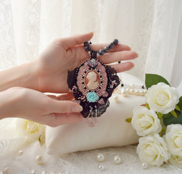 Vedh&aelig;ng halsk&aelig;de Marquise broderet med perleperler, en meget smuk blonder, en overd&aring;dig juvel 