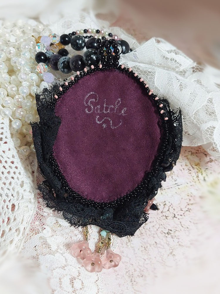 Vedh&aelig;ng halsk&aelig;de Marquise broderet med perleperler, en meget smuk blonder, en overd&aring;dig juvel 