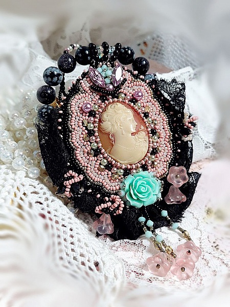 Vedh&aelig;ng halsk&aelig;de Marquise broderet med perleperler, en meget smuk blonder, en overd&aring;dig juvel 