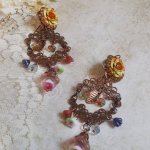 BO French Flowers skabt med klokkeblomster, klokkeblomster, roser og tilbehør i Aged Copper