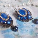 BO Leila skabt med Royal Blue Swarovski Crystal cabochons, runde perleperler, rhinestone kæde, krystal blomster og diverse tilbehør 