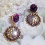 BO Illusions Merveilleuses créées avec des cabochons mauve en verre, des entretoises dorées et strassées de couleur Améthyste, estampes filigranées, clous d'oreilles dorées