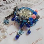 Broche Angéline baroque très ancienne relookée sur une broderie avec un très ancien cabochon en verre, des roses en résine et des rocailles