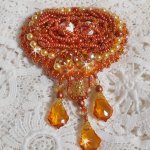 Rumba broche broderet med Swarovski krystaller, rhinsten, Tangerine navetter, runde perler og frøperler