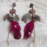 Navajo Fuchsia og brun BO med glasperler, Swarovski-krystaller og fjer