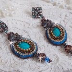 BO Ilycia Charming broderet med to turkisgrønne facetterede cabochoner og Swarovski-krystaller