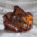 Bracelet Les Rêves d'Acapulco manchette brodé sur du cuir vachette caramel avec des Cristaux de Swarovski, des perles magiques et des rocailles