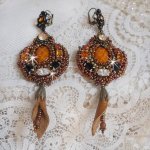 BO Amber Romance skabt med karamelfarvet koskind, Swarovski-krystaller