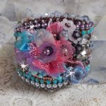 Bracelet manchette Mademoiselle Bluse Haute-Couture brodé avec des Cristaux de Swarovski, des fleurs en verre de bohème, de l'Argent 925/1000, de la dentelle  et des rocailles