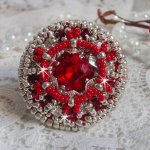 Drigon Red ring broderet med en rød Swarovski krystalcabochon, sølvbeslag og frøperler