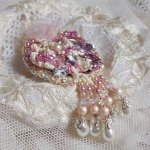 Broche Fleur d'Eté Haute-Couture brodée avec des Cristaux de Swarovski, une estampe filigranée, un ruban et une broche à l'arrière en argent 925/1000