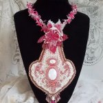 Pink Lily halskæde med hvid Howlite ædelsten, frøperler, blonder og forskellige perler Haute-Couture stil