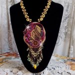 Collier Laetitia Forever brodée avec un ruban de soie Bordeaux/Marron et Purple, un disque en nacre, des perles rondes nacrées, des gouttes et des rocailles