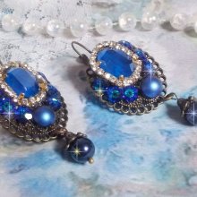 BO Leila skabt med Royal Blue Swarovski Crystal cabochons, runde perleperler, rhinestone kæde, krystal blomster og diverse tilbehør 