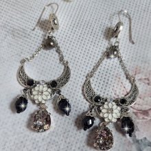 BO Bohochic argentées et Noir crées avec des cabochons poire en cristal, breloque époxy, poires en verre sur des crochets d'oreilles en argent 925