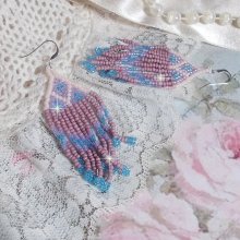 BO Velours de Rêves aux rocailles de qualité en verre dans les nuances de Lilas, Rose et Bleu. Une belle conception pour un design exceptionnelle. Le tout est monté sur des crochets en Argent 925