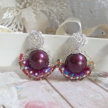 BO Fleurs de Cabaret avec des cabochons ronds Bordeaux en cristal de Swarovski, des toupies Fuschia, des fleurs clochettes en verre sur une base pendentif argentée et des clous d'oreilles en métal