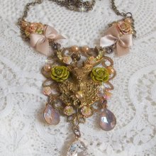 Collier Cerf Fleuri crée avec des cristaux de Swarovski, cabochons en résine, perles en verre, tête de cerf avec bois en métal, pendentif larme en zircon, nœuds en satin et accessoires en laiton 