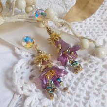 BO Lisière de Forêt Fleurie avec des cabochons en Cristal de Swarovski montés sur clous d’oreilles en Laiton. Les toupies illuminent les breloques dentelles, coupelles, cônes et perles