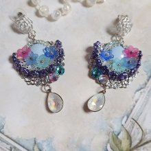 BO Caraïbes montées avec fleurs, strass, estampes, calottes, perles cristal Swarovski et clous d’oreilles 