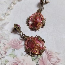 BO Pampelone Fuchsia avec cabochons ovales aux feuilles d’or ornées de strass, cristaux, Roses et breloques papillons. Montées sur des estampes carrées et des clous d’oreilles Bronze en Métal