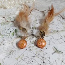 BO Grandes Plumes Ambre montées avec des plumes de Coq trois tons, breloques feuilles torsadéesl, cabochons en Verre et clips d’oreilles en laiton