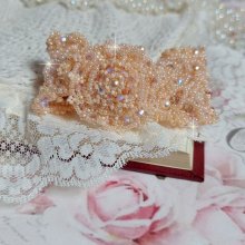 Idylle Beauty armbånd broderet med Swarovski-krystaller, facetter, runde perler, frøperler med en forgyldt lås og kæde