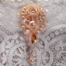 Idylle Beauty broche broderet med Swarovski-krystaller, runde perler og frøperler