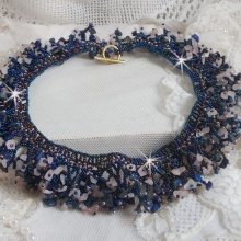 Koralblomsterhalskæde med frøperler og halvædelsten som kvarts, sodalit og lapis lazuli.