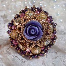 La Passionnée de Venise ring broderet med en lilla resin blomst og Crystal rhinestones