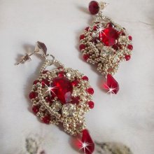 BO Drigon Red broderet med Swarovski krystal Siam cabochons, bezels, sølv perler og 925/1000 sølv butterfly ørestikker